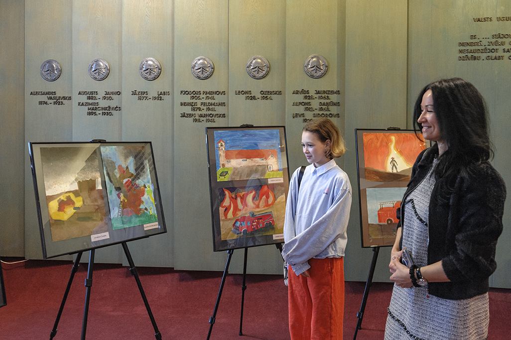 Jaunā māksliniece Uļjana Stovbuņenko ar mammu muzeja Slavas zālē