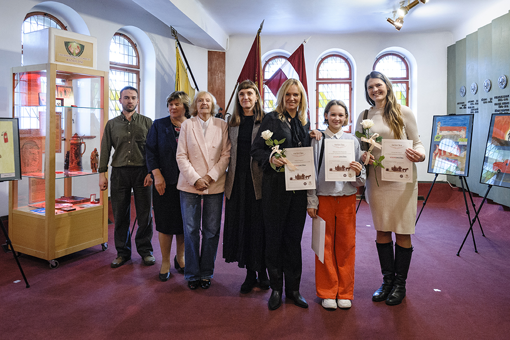 Muzeja darbinieki un Berģu mūzikas un mākslas pamatskolas audzēkne un pasniedzēji
