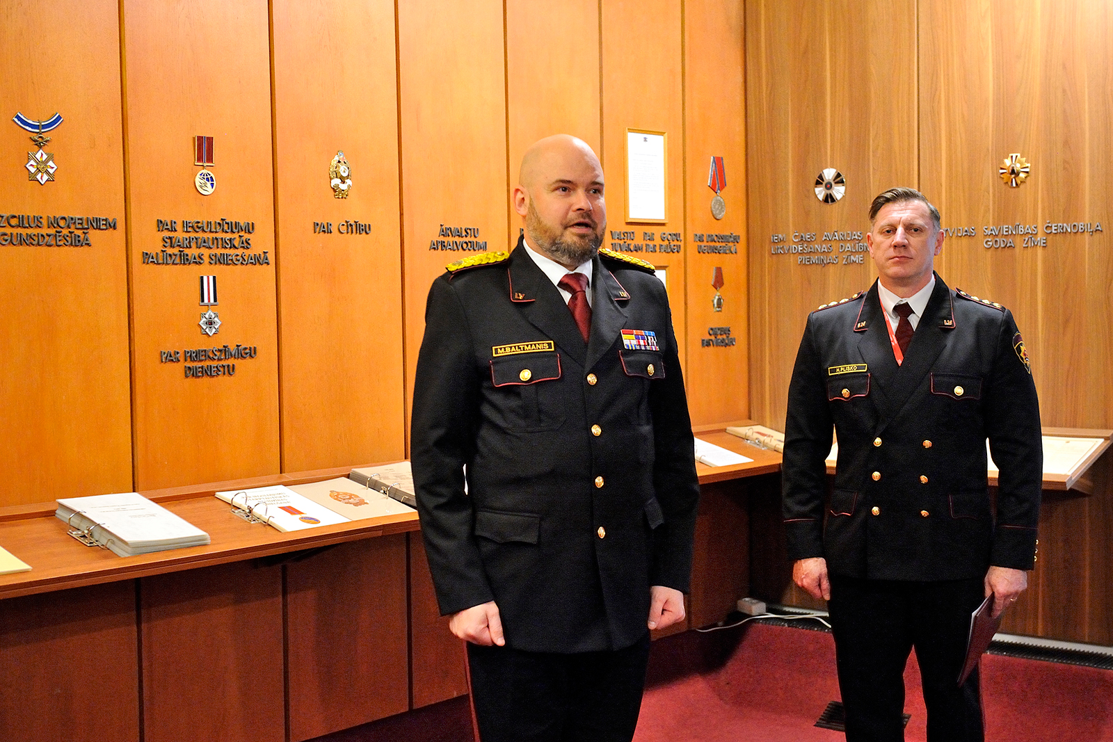 Muzeja Slavas zālē VUGD amatpersonas uzrunā VUGD priekšnieks Mārtiņš Baltmanis, blakus viņam stāv Hermanis Plisko