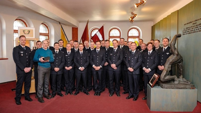 Foto Hamburgas ugunsdzēsēji un muzeja direktors A.Mednis muzeja Slavas zālē
