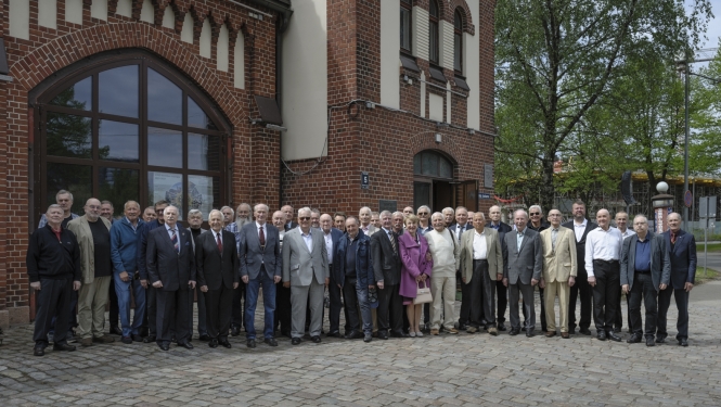 Ugunsdzēsības un glābšanas dienesta veterānu kopbilde pie Latvijas Ugunsdzēsības muzeja.