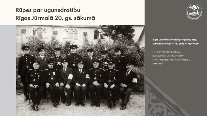 Rīgas Jūrmalas brīvprātīgo ugunsdzēsēju komandas biedri 1938. gada 6. septembrī. Fotogrāfs Tālivaldis Lindbergs, Rīgas Jūrmala, Dubultu prospekts.
