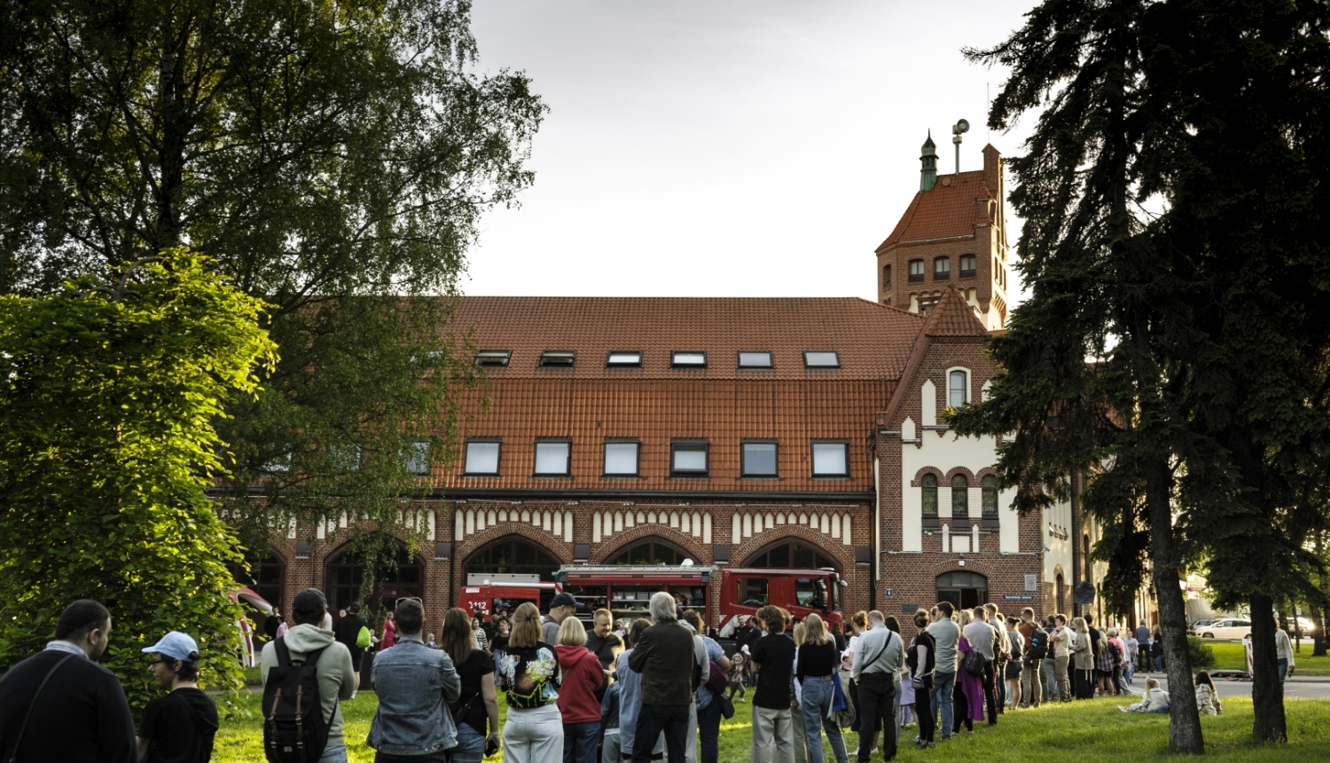 Fonā muzejs. Cilvēki stāv rindā, lai iekļūtu Latvijas Ugunsdzēsības muzejā. 