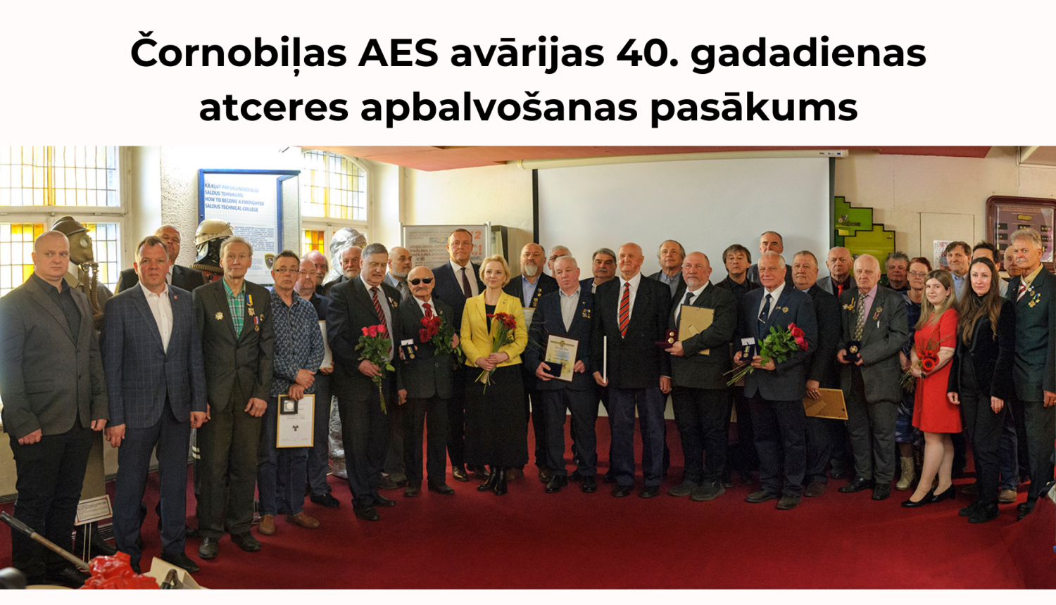 Augšpusē uzraksts "Černobiļas AES avārijas 40. gadadienas atceres apbalvošanas pasākumus". Zem tā pasākuma viesu kopbilde Latvijas Ugunsdzēsības muzeja Slavas zālē.