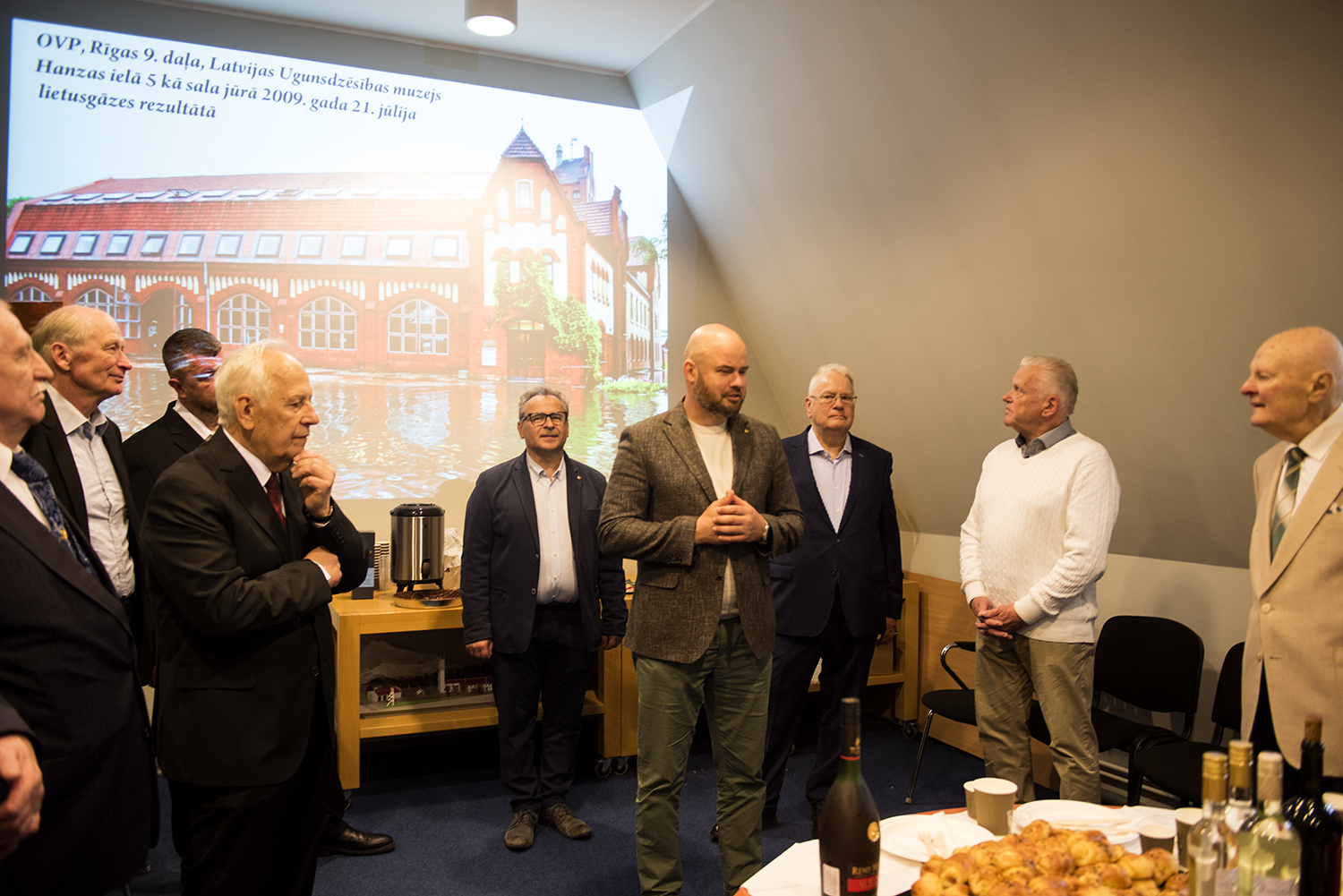 VUGD priekšnieks Mārtiņš Baltmanis sveic ugunsdzēsības veterānus