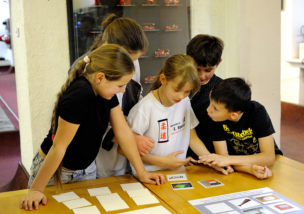 Skolēni izpilda uzdevumu