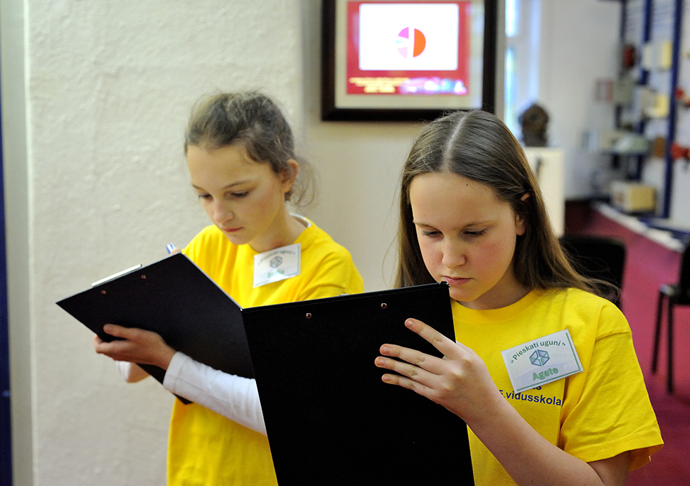 Divas skolnieces aizpilda testu