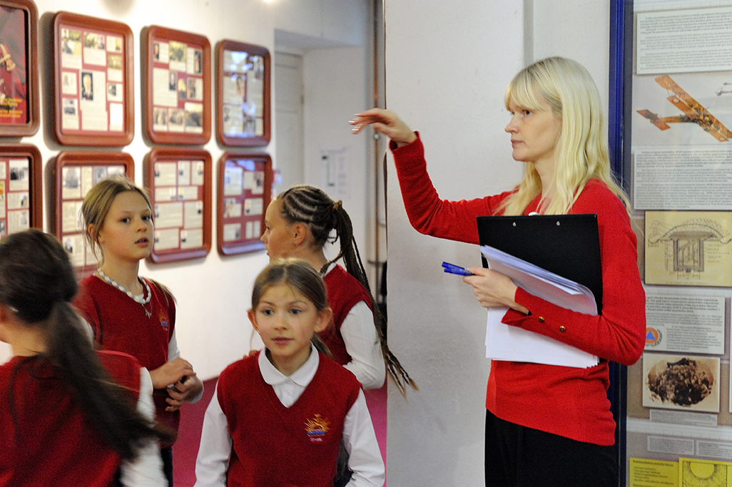 Četri skolēni gatavojas uzdevuma izpildei