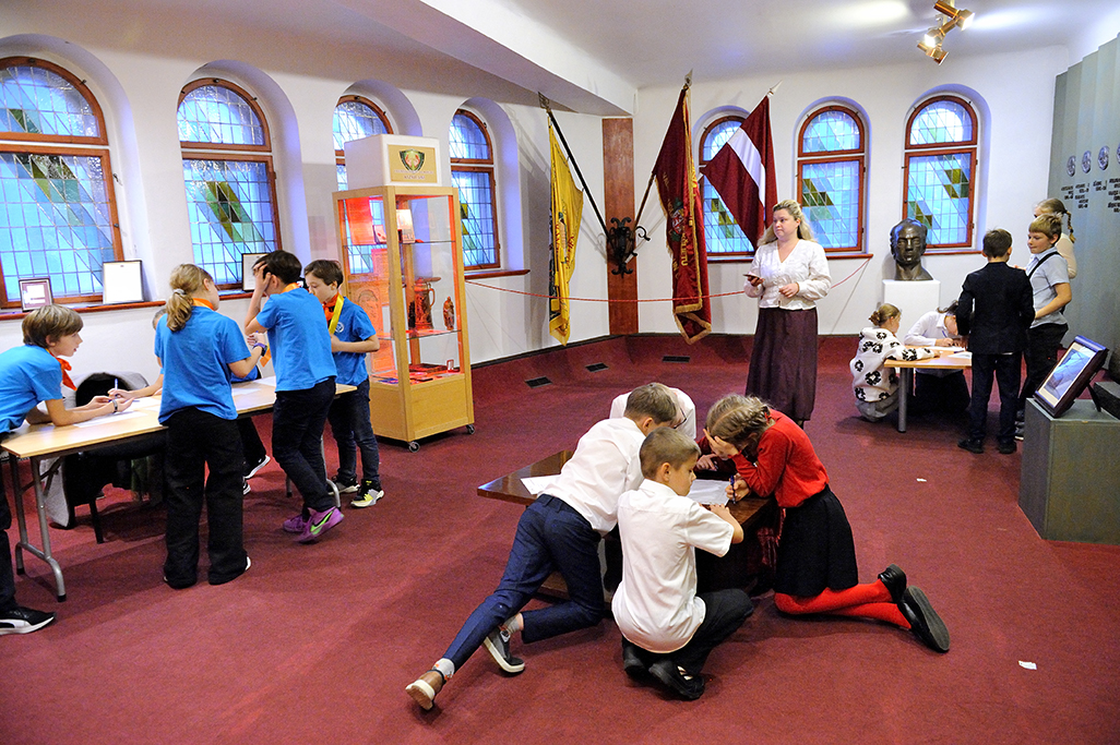 Muzeja Slavas zālē trīs komandas izpilda uzdevumu