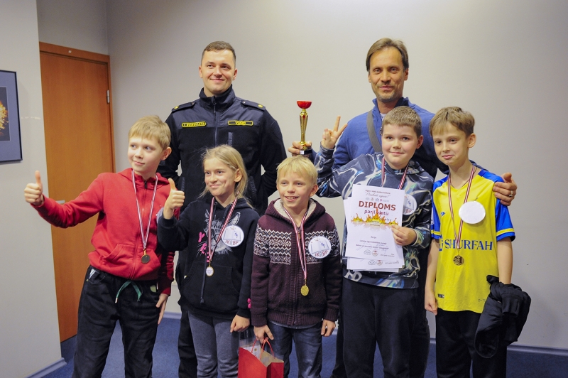 Konkursa 1.vietas ieguvēji Jankas Kupalas Rīgas Baltkrievu pamatskolas komandai.
