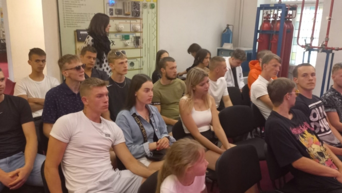Saldus tehnikuma audzēkņi muzeja kinozālē 
