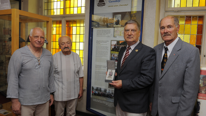 Attēlā muzeja direktors Aivars Mednis ar Latvijas Savienība "Černobiļa" valdes priekšsēdētāju A.Vērzemnieku un valdes locekļiem  Māri Šopu un Ilmāru Kalniņu muzejā