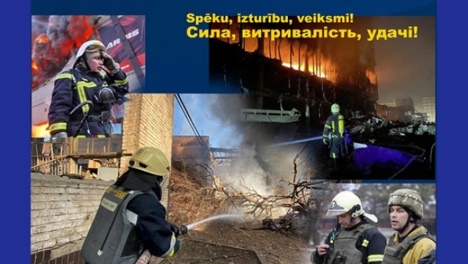 Izstādes afiša ar attēliem par kara darbību Ukrainā