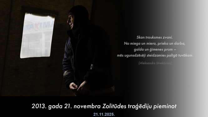 Attēlā ugunsdzēsējs darba apģērbā pie telts loga noraugās uz sagrauto Maxima veikalu