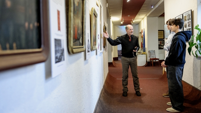 Muzeja direktors A.Mednis  iepazīstina ēnotājus ar muzeja ekspozīciju
