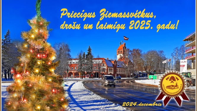 Apsveikuma kartīte priekšplānā izrotāta Ziemassvētku egle, fonā Latvijas Ugunsdzēsības muzeja ēka, Hanzas ielā 5 Rīga