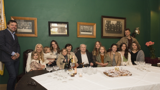 Ugunsdzēsības veterāns Rolands Čerkasovs ar viesiem muzeja Slavas zālē 