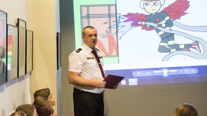 Bolderāja posteņa komandieris Intars Miglāns stāsta par ugunsdzēsēja glābēja profesiju