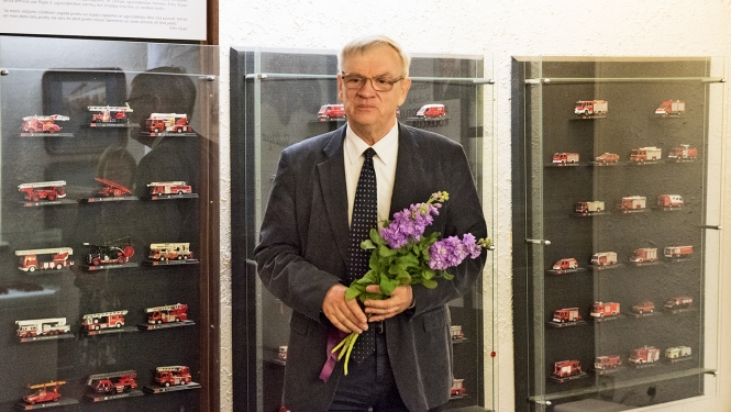 Romualds Ražuks muzeja auto modelīšu kolekciju zālē