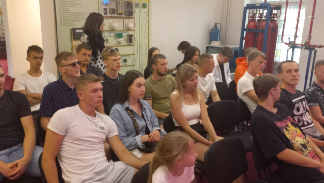 Saldus tehnikuma audzēkņi muzeja kinozālē 