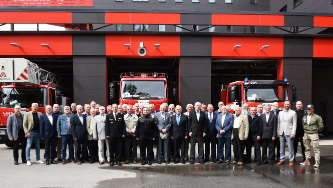 Pasākuma dalībnieku kopbilde pie RRP ugunsdzēsības depo Jaunpils ielā 13