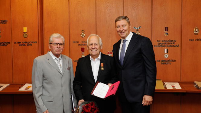 Juris Ļabis ar viesiem muzeja Slavas zēlē