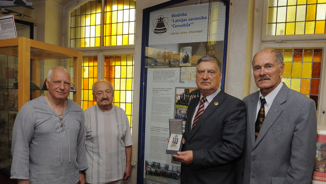 Attēlā muzeja direktors Aivars Mednis ar Latvijas Savienība "Černobiļa" valdes priekšsēdētāju A.Vērzemnieku un valdes locekļiem  Māri Šopu un Ilmāru Kalniņu muzejā