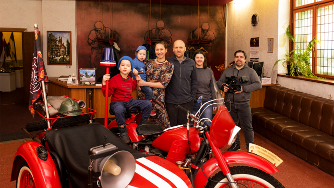 Uģa Kuģa ģimenes kopbilde muzeja vestibilā