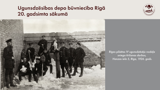 Rīgas pilsētas IV ugunsdzēsēju nodaļas ugunsdzēsēji tīra sniegu Hanzas ielas depo pagalmā