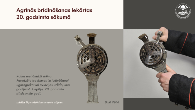 Virsraksts "Agrīnās brīdināšanas iekārtas 20. gadsimta sākumā". Vidus daļā rokas megāniskā sirēna no 20. gadsimta 30. gadiem - apaļš režģots korpuss ar rokturi. Labajā pusē personas rokas VUGD formas tērpā, rokās sirēna.