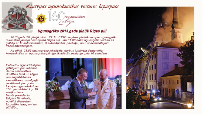 Divas fotogrāfijas ugunsdzēsēji pie Rīgas pils apdzēš ugunsgrēku un Valsts prezidents Edgars Rinkevičs pasniedz apbalvojumu VUGD priekšniekam Mārtiņam baltmanim