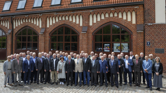 Ugunsdzēsības veterāni pie depo ēkas, Hanzas ielā 5