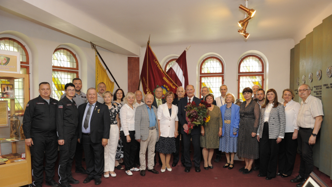 Apsveicēji muzeja Slavas zālē kopbilde