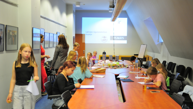 Bērni zīmē  muzeja konferenču zālē