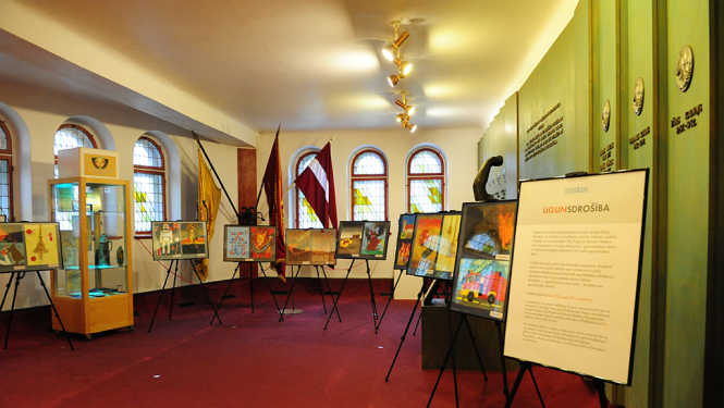 Muzeja Slavas zālē uz molbertiem izvietoti bērnu zīmējumi