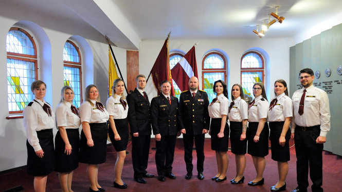 Kopbilde jaunās VUGD amatpersonas un VUGD vadība muzeja Slavas zālē pēc zvēresta došanas