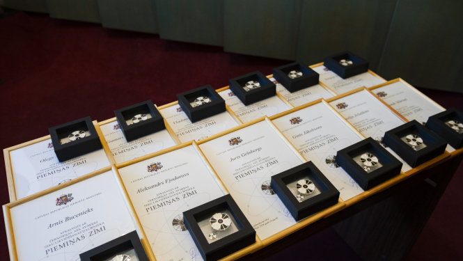 Uz galda izvietoti apbalvojumi