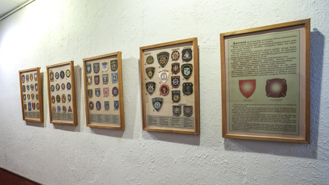 Ievadplanšete ar tekstu un trīs planšetes ar šervoniem