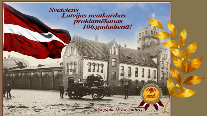Priekšplānā Latvijas valsts karogs, fonā pie ugunsdzēsēju depo ēkas izvietojusies ugunsdzēsēju komanda, 20.gs. sākums