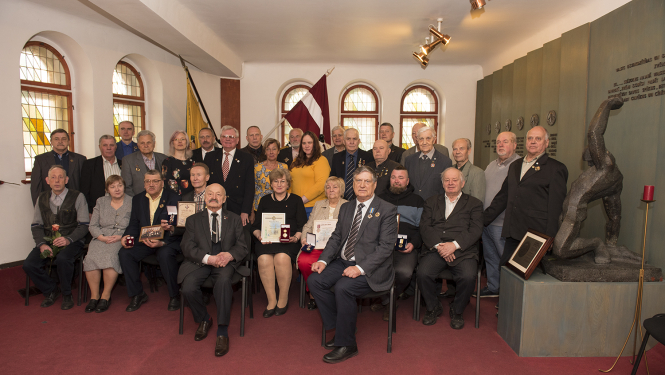 Biedrības Latvijas savienība “Černobiļa” dibināšanas 30.gadadienai  pasākuma dalībnieki muzeja Slavas zālē
