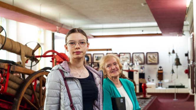 Priekšplānā Rīgas Ziepniekkalna vidusskolas 6.klases skolniece Gunita Linkeviča 