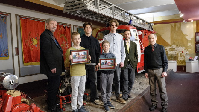 Kopbilde ēnotāji un muzeja vadība, darbinieki Vēstures zālē pie ugunsdzēsības autokāpnēm