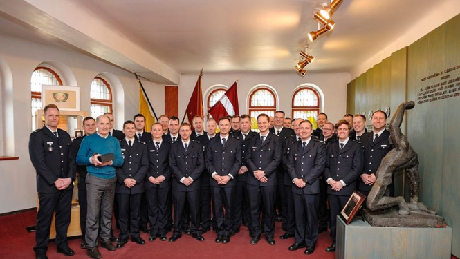 Foto Hamburgas ugunsdzēsēji un muzeja direktors A.Mednis muzeja Slavas zālē