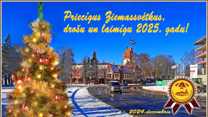 Apsveikuma kartīte priekšplānā izrotāta Ziemassvētku egle, fonā Latvijas Ugunsdzēsības muzeja ēka, Hanzas ielā 5 Rīga