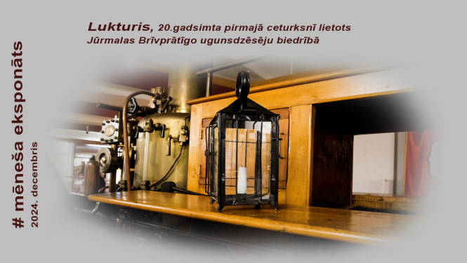 Uz Tvaika sūkņa lafetes novietots taisnstūrveida stikla lukturis melnā ierāmējumā ar rokturīti augšpusē