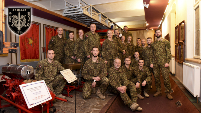 Nacionālo bruņoto spēku karavīru kopbilde muzeja Vēstures zālē