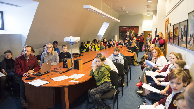 Konkursa dalībnieki un žurijas locekļi muzeja konferenču zālē