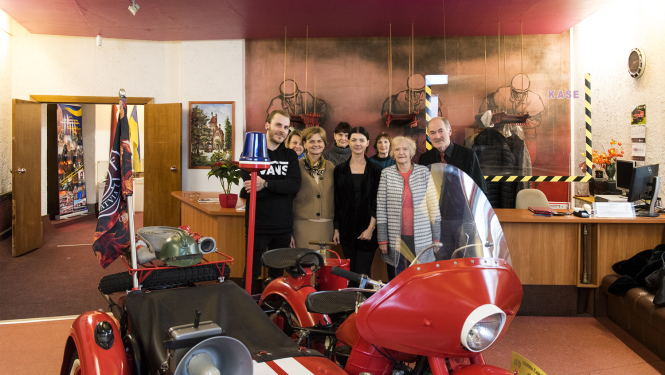 Kopbilde Saldus tehnikuma delegācija un muzeja darbinieki muzeja foajē