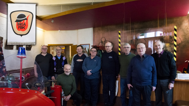 Ugunsdzēsības veterānu ar muzeja direktoru A.Medni kopbilde muzeja foaje