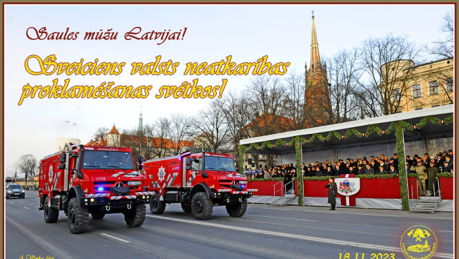 Parāde 11.novembra krastmalā, priekšplānā divas ugunsdzēsēju mašīnas
